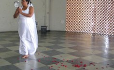 studante de dança apresenta sua coreografia