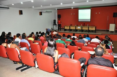 Estudantes acompanharam palestras de professores e apresentações de trabalhos durante o seminário