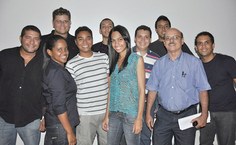 Comissão organizadora posa ao lado do diretor do IGDEMA, o professor José Vicente Ferreira (de azul), durante o 1º Seminário Acadêmico de Geografia