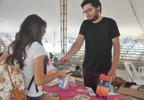 Aluna recebendo os livros na feira