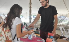 Aluna recebendo os livros na feira