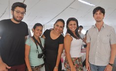 Professor Iuri Rizzi e os alunos que organizaram a Feira de Troca de Livros