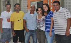 Professor Almir Guilhermino com o coletivo responsável pelo curta: Thiago Almeida, Dário Júnior, Viviane Araújo, Ísis Silva e Paulo Silver