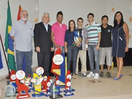 Universitários levam medalhas e troféus para o Campus do Sertão