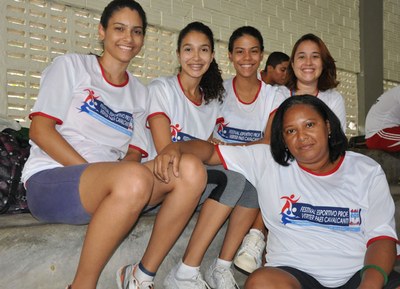 Quitéria da Silva (à frente) com colegas de curso, disputam Futsal e Voleibol