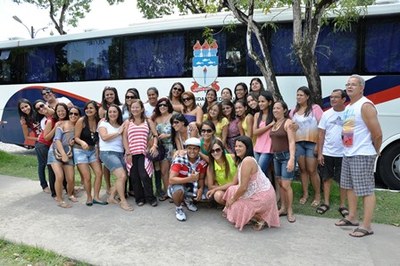 Antes da viagem, estudantes posam em frente ao ônibus da Ufal