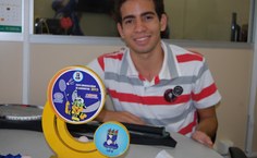 Bruno apresentando o troféu conquistado na UFS