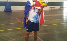 Willian, dupla com Bruno, apresentado o troféu conquistado na UFS