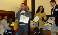 Anselmo apresentando o certificado do curso