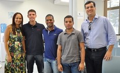 Adriana Weber, coordenadora do curso de engenharia civil, os estudantes Glauber Marques, Igor Oliveira, Weverton da Silva e o prof. Fábio Ferreira