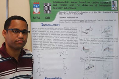 Leonardo Vieira e o poster premiado na Escola Avançada de Eletroquímica