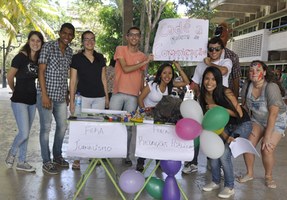 Alunos de Comunicação Social recepcionam calouros no campus