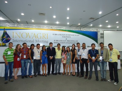 Componentes do Grupo Irriga, alunos do Curso de Agronomia e o professor Márcio Aurélio Lins junto ao Presidente do Evento, professor Silvio Carlos Ribeiro Vieira Lima (no centro da foto)