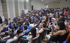 O auditório lotou. Foi preciso levar mais assentos para que todos pudessem assistir às palestras