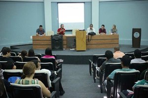 Estudantes assistem palestra sobre o comportamento inflacionário de Maceió