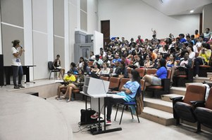 Estudantes discutem a relação do Direito com a sociedade