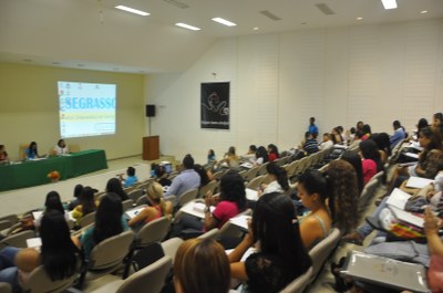 Estudantes durante o primeiro dia de evento