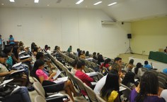 Auditório lotado no primeiro dia de evento; programação segue até quarta-feira