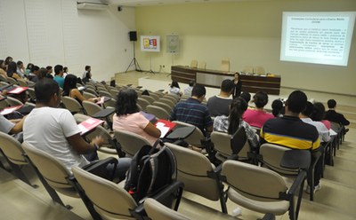 Estudantes acompanham o ciclo de palestras