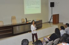 Professora Eliana Kefalás durante sua palestra