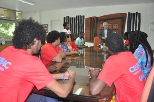 Estudantes africanos recebem ingressos para o treino da seleção de Gana