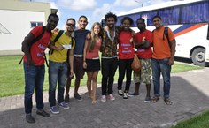 Estudantes se reuniram em frente ao Restaurante Universitário e seguiram para o Estádio Rei Pelé