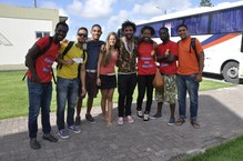 Estudantes se reuniram em frente ao Restaurante Universitário e seguiram para o Estádio Rei Pelé
