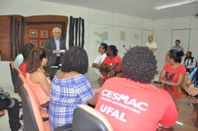 Reitor Eurico Lôbo recebeu os estudantes no gabinete e entregou os ingressos