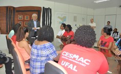 Reitor Eurico Lôbo recebeu os estudantes no gabinete e entregou os ingressos