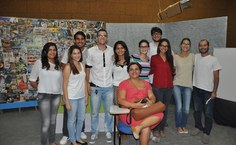 Alunos posam com a professora Lídia Ramires (ao centro, de vermelho)