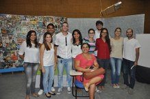 Alunos posam com a professora Lídia Ramires (ao centro, de vermelho)