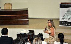 A professora Estella Virginia Telles de Araújo, da Universidade Federal de Pernambuco, palestra aos presentes