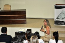 A professora Estella Virginia Telles de Araújo, da Universidade Federal de Pernambuco, palestra aos presentes