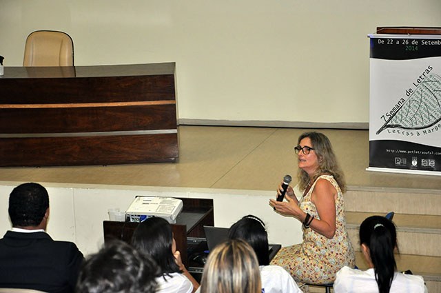 A professora Estella Virginia Telles de Araújo, da Universidade Federal de Pernambuco, palestra aos presentes