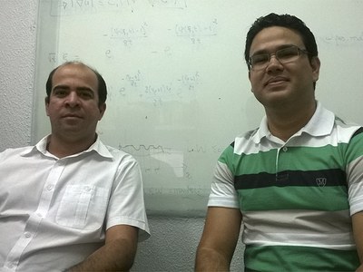 Professor Marcos Petrúcio, de branco, ao lado do aluno Abraão | nothing