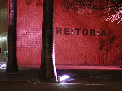 O prédio da Reitoria está iluminado de rosa