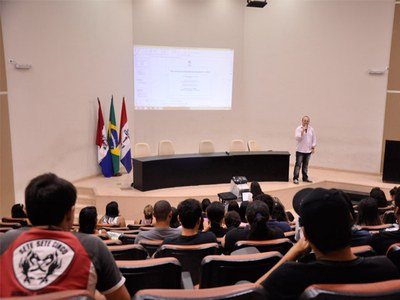 Erivaldo Farias iniciando a reunião