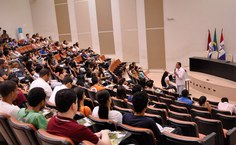 O professor José Roberto conversa com os estudantes