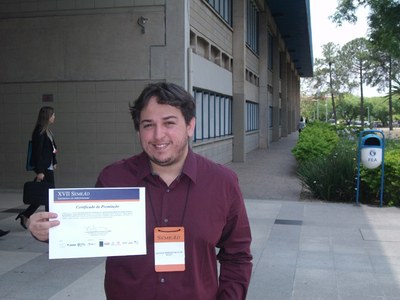 O estudante Gustavo Souza comemora a premiação