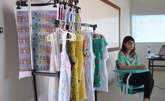 Amanda Soares apresentando seu TCC e expôs as camisetas