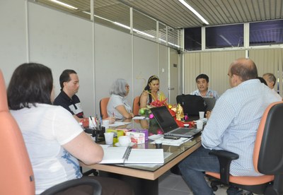 Coordenador do Nucli, Sérgio Ifa, reuniu-se com a vice-reitora Rachel Rocha e gestores para discutir os cursos de inglês