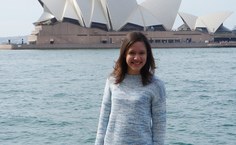 Lidiane e, ao fundo, Sydney Opera House