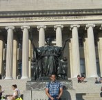 Em dia ensolarado, uma pose em frente à Biblioteca da Universidade