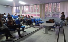 Professor Wanderley Dias, coordenador do curso de bacharelado em Física, tira dúvidas dos feras 2015