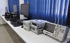 No curso, participantes aprenderam a mexer em equipamentos como fontes de bancada e multímetro