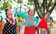 Grupo Clowns de Quinta se apresenta em praça pública