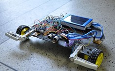 Entre as peças, o aluno usou prendedores de roupa e uma tampa de escova de dentes para completar sua criação, que custou em torno de R$ 200