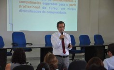 Professor Mauro Rabelo durante a palestra sobre a avaliação do ensino superior no Brasil