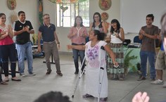 Edna Bezerra, coordenadora da Extensão, participa de uma das brincadeiras na oficina
