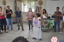 Edna Bezerra, coordenadora da Extensão, participa de uma das brincadeiras na oficina